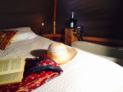 HÉBERGEMENT INSOLITE 2 personnes - Lodge Venezia - 18m² - Baroque, romantique avec sa baignoire à l'ancienne et petit déjeuner compris.