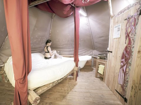 HÉBERGEMENT INSOLITE 2 personnes - Lodge Venezia - 18m² - Baroque, romantique avec sa baignoire à l'ancienne et petit déjeuner compris.