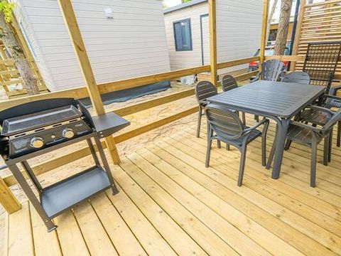 BUNGALOW 4 personnes - Mobil-home | Premium | 2 Ch. | 4 Pers. | Terrasse surélevée | 2 SDB | Clim. | TV BUNGALOW 4 personnes - Mobil-home | Premium | 2 Ch. | 4 Pers. | Terrasse surélevée | 2 SDB | Clim. | TV