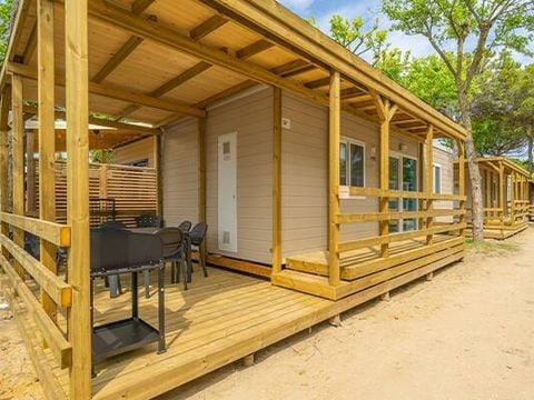 BUNGALOW 4 personnes - Mobil-home | Premium | 2 Ch. | 4 Pers. | Terrasse surélevée | 2 SDB | Clim. | TV BUNGALOW 4 personnes - Mobil-home | Premium | 2 Ch. | 4 Pers. | Terrasse surélevée | 2 SDB | Clim. | TV