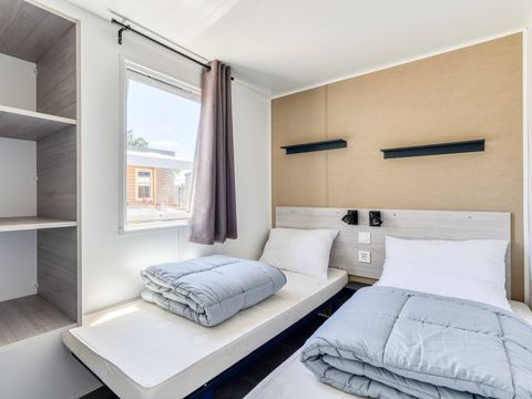 BUNGALOW 4 personnes - Mobil-home | Premium | 2 Ch. | 4 Pers. | Terrasse surélevée | 2 SDB | Clim. | TV BUNGALOW 4 personnes - Mobil-home | Premium | 2 Ch. | 4 Pers. | Terrasse surélevée | 2 SDB | Clim. | TV