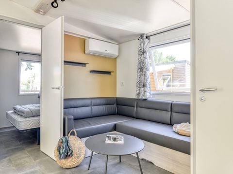 BUNGALOW 4 personnes - Mobil-home | Premium | 2 Ch. | 4 Pers. | Terrasse surélevée | 2 SDB | Clim. | TV