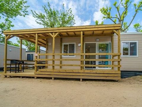 BUNGALOW 4 personnes - Mobil-home | Premium | 2 Ch. | 4 Pers. | Terrasse surélevée | 2 SDB | Clim. | TV BUNGALOW 4 personnes - Mobil-home | Premium | 2 Ch. | 4 Pers. | Terrasse surélevée | 2 SDB | Clim. | TV