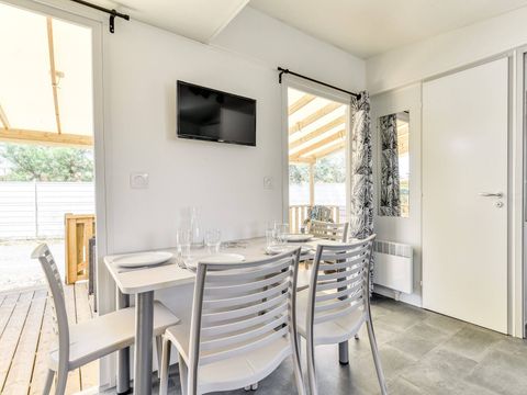 BUNGALOW 4 personnes - Mobil-home | Premium | 2 Ch. | 4 Pers. | Terrasse surélevée | 2 SDB | Clim. | TV BUNGALOW 4 personnes - Mobil-home | Premium | 2 Ch. | 4 Pers. | Terrasse surélevée | 2 SDB | Clim. | TV