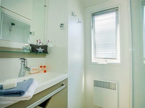 MOBILHOME 6 personnes - Mobil-home | Premium | 3 Ch. | 6 Pers. | Terrasse surélevée | 2 SDB | Clim.