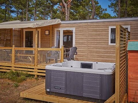 MOBILHOME 6 personnes - Mobil-home | Premium Exclusive | 3 Ch. | 6 Pers. | Terrasse surélevée | Jacuzzi | 1 SDB | Clim. | TV