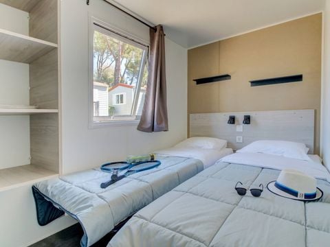 MOBILHOME 4 personnes - Comfort | 2 Ch. | 4 Pers. | Terrasse surélevée | 1 SDB | Clim. | TV