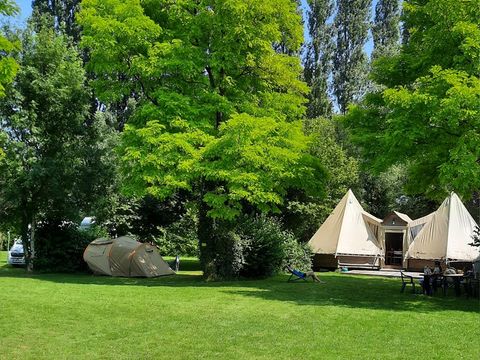 HÉBERGEMENT INSOLITE 6 personnes - 3 chambres sans sanitaires