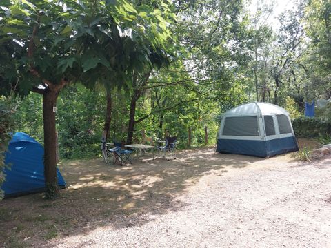 Emplacement - Forfait confort - Une voiture / tente, caravane ou camping-car + électricité 6A