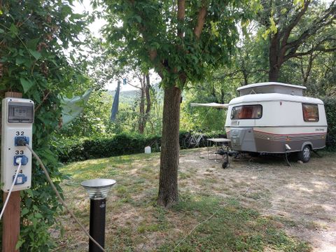 Emplacement - Forfait confort - Une voiture / tente, caravane ou camping-car + électricité 6A