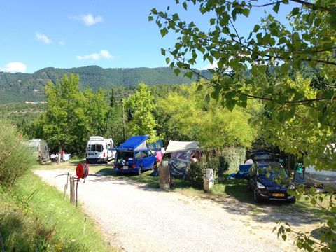 Emplacement - Forfait confort - Une voiture / tente, caravane ou camping-car + électricité 6A