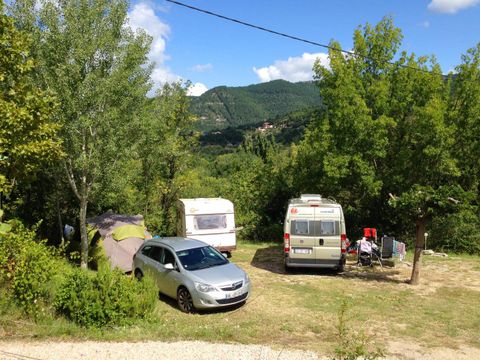 Emplacement - Forfait confort - Une voiture / tente, caravane ou camping-car + électricité 6A