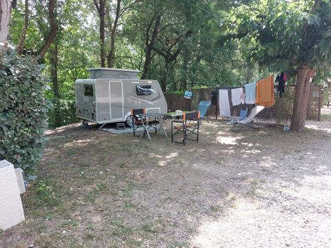 Emplacement - Forfait confort - Une voiture / tente, caravane ou camping-car + électricité 6A