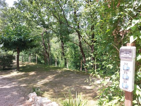 Emplacement - Forfait confort - Une voiture / tente, caravane ou camping-car + électricité 6A