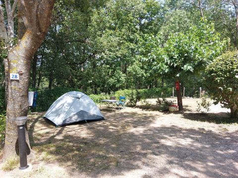 Emplacement - Forfait cyclotourisme. avec élec. - Une tente et un vélo