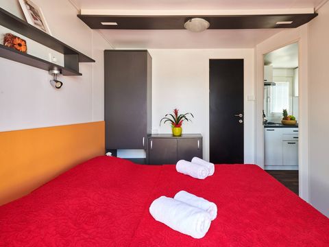 MOBILHOME 4 personnes - Comfort | 2 Ch. | 4 Pers. | Terrasse surélevée | 2 SDB | Clim. | TV