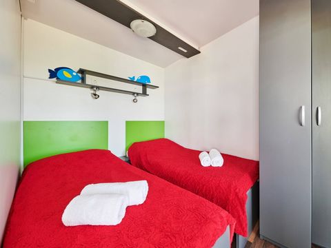 MOBILHOME 4 personnes - Comfort | 2 Ch. | 4 Pers. | Terrasse surélevée | 2 SDB | Clim. | TV
