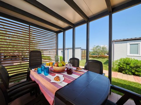 MOBILHOME 4 personnes - Comfort | 2 Ch. | 4 Pers. | Terrasse surélevée | 2 SDB | Clim. | TV