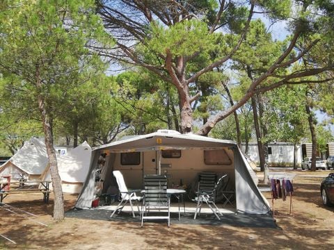 Emplacement - Emplacement Confort (70-75m²): voiture + tente/caravane ou camping-car + électricité 10A + WIFI