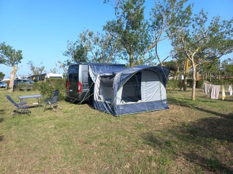 Emplacement - Emplacement Master XL (120m²): voiture + tente/caravane ou camping-car + électricité 10A +eau et évacuation des eaux usées + WIFI