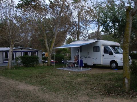 Emplacement - Emplacement Master XL (120m²): voiture + tente/caravane ou camping-car + électricité 10A +eau et évacuation des eaux usées + WIFI