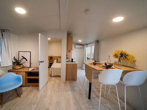 MOBILHOME 4 personnes - Mobil-home | Comfort | 2 Ch. | 4 Pers. | Terrasse surélevée | Clim. MOBILHOME 4 personnes - Mobil-home | Comfort | 2 Ch. | 4 Pers. | Terrasse surélevée | Clim.