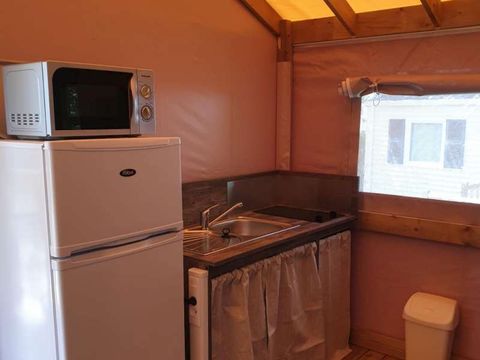 TENTE TOILE ET BOIS 5 personnes - C- Lodge Pilotis - 2 chambres 24m² avec terrasse couverte TENTE TOILE ET BOIS 5 personnes - C- Lodge Pilotis - 2 chambres 24m² avec terrasse couverte
