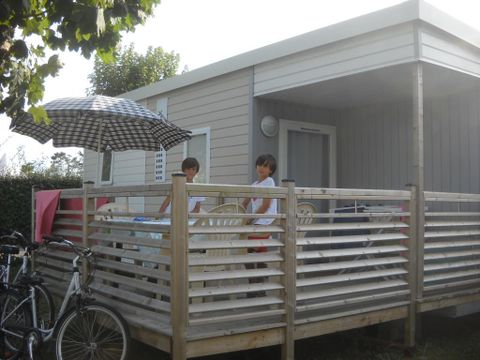 MOBILHOME 4 personnes - Confort 25m² (2 chambres) + terrasse couverte 10m² + TV 4 pers.