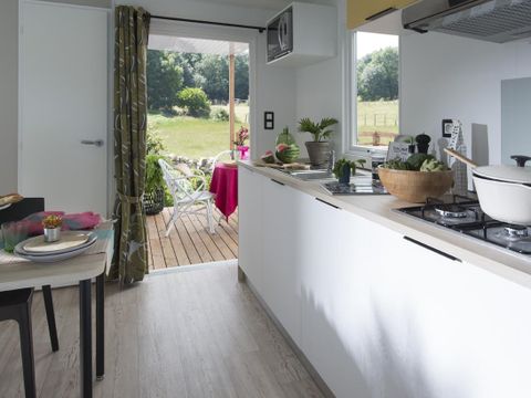 MOBILHOME 4 personnes - Confort 25m² (2 chambres) + terrasse semi-couverte 10m² + TV | 4 personnes