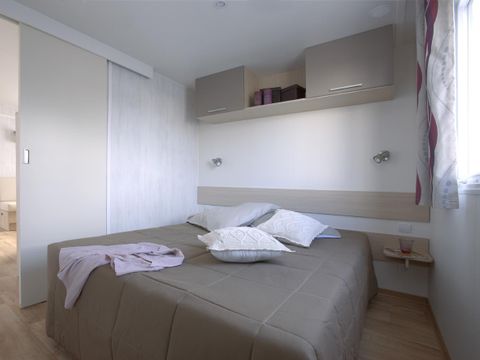MOBILHOME 6 personnes - Standard 32m² (3 chambres) + terrasse 10m² + TV | 6 personnes