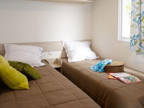 MOBILHOME 6 personnes - Standard 32m² (3 chambres) + terrasse 10m² + TV | 6 personnes