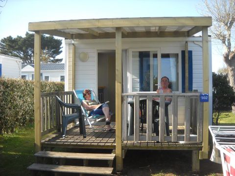 MOBILHOME 2 personnes - Standard 17m² (1 chambre) + terrasse intégrée couverte 9m² + TV 2/3 pers