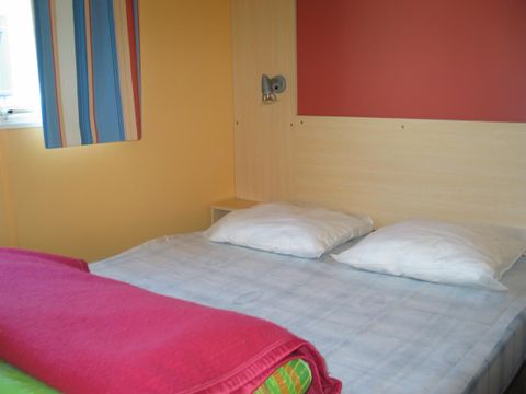 MOBILHOME 2 personnes - Standard 17m² (1 chambre) + terrasse intégrée couverte 9m² + TV 2/3 pers