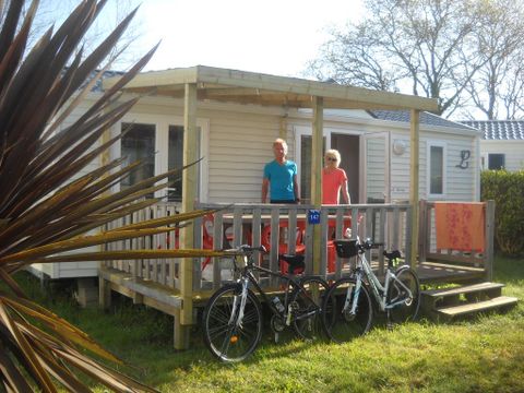 MOBILHOME 5 personnes - remium 30m² (2 chambres) + terrasse couverte 10m² + draps + serviettes + LV + TV 4/5 pers.