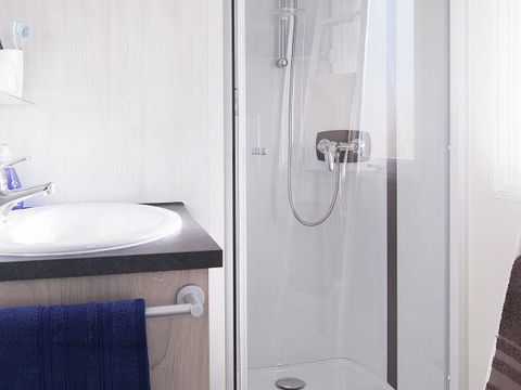 MOBILHOME 5 personnes - remium 30m² (2 chambres) + terrasse couverte 10m² + draps + serviettes + LV + TV 4/5 pers.