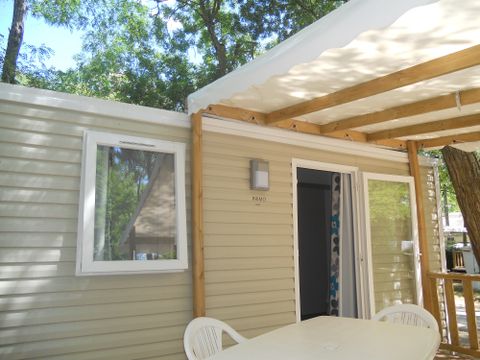 MOBILHOME 2 personnes - Confort 18m² (1 chambre) + terrasse couverte 9m² + TV | 2 personnes