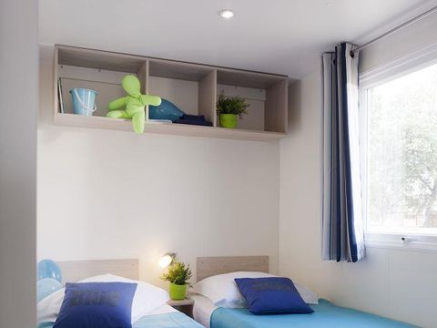 MOBILHOME 4 personnes - Standard 25m² (2 chambres) + terrasse 6m² à 10m² + TV | 4 personnes