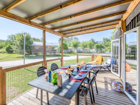 MOBILHOME 4 personnes - Homeflower premium 29m² (2 chambres) + CLIM + terrasse semi-couverte + TV + draps + serviettes | 4 personnes