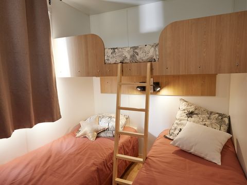 MOBILHOME 4 personnes - Homeflower Premium 26.5m² (2 chambres) + CLIM + terrasse semi-couverte + TV + draps + serviettes 4/5 pers.