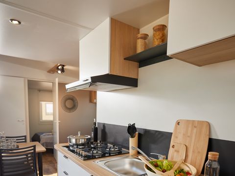 MOBILHOME 4 personnes - Homeflower Premium 26.5m² (2 chambres) + CLIM + terrasse semi-couverte + TV + draps + serviettes 4/5 pers.