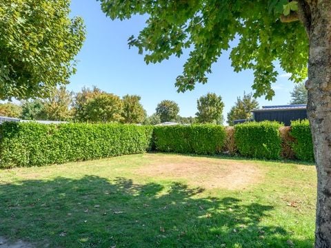 Emplacement - Forfait Confort (1 tente, caravane ou camping-car / 1 voiture / électricité 10A) | 2/6 personnes