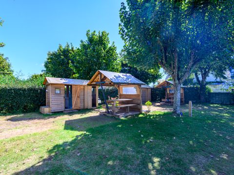 Emplacement - Forfait Premium : emplacement 10A équipé d'une Freecamp (cabane avec sanitaires et cuisine ouverte) | 2/6 personnes