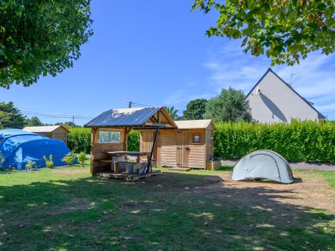 Emplacement - Forfait Premium : emplacement 10A équipé d'une Freecamp (cabane avec sanitaires et cuisine ouverte) | 2/6 personnes