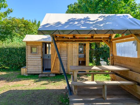 Emplacement - Forfait Premium : emplacement 10A équipé d'une Freecamp (cabane avec sanitaires et cuisine ouverte) | 2/6 personnes