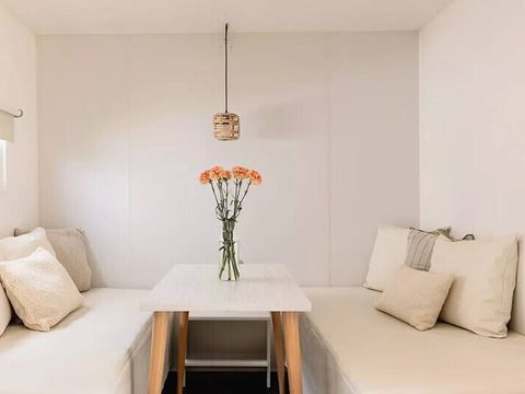 Tente en toile et en bois 4 personnes - Coco Sweet | 2 Ch. | 4 Pers. | Terrasse surélevée | 1 SDB | Clim. | TV