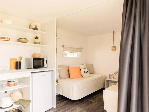 Tente en toile et en bois 4 personnes - Coco Sweet | 2 Ch. | 4 Pers. | Terrasse surélevée | 1 SDB | Clim. | TV