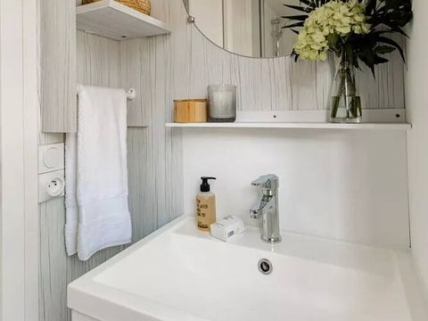Tente en toile et en bois 4 personnes - Coco Sweet | 2 Ch. | 4 Pers. | Terrasse surélevée | 1 SDB | Clim. | TV