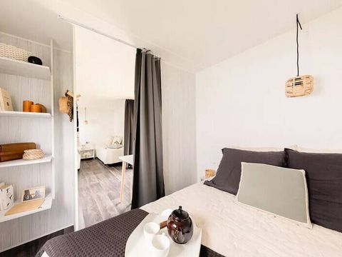 Tente en toile et en bois 4 personnes - Coco Sweet | 2 Ch. | 4 Pers. | Terrasse surélevée | 1 SDB | Clim. | TV