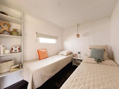Tente en toile et en bois 4 personnes - Coco Sweet | 2 Ch. | 4 Pers. | Terrasse surélevée | 1 SDB | Clim. | TV