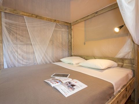Tente en toile et en bois 5 personnes - Tente Ciela Nature Lodge - 2 chambres - Cuisine équipée – Salle de bain